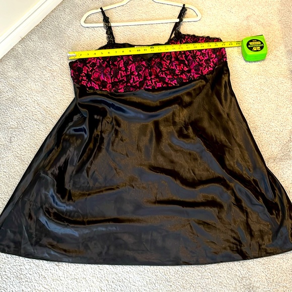 NWT 🆕💗Gorgeous nightgown black lace over black and pink satin type fabric - Picture 4 of 4